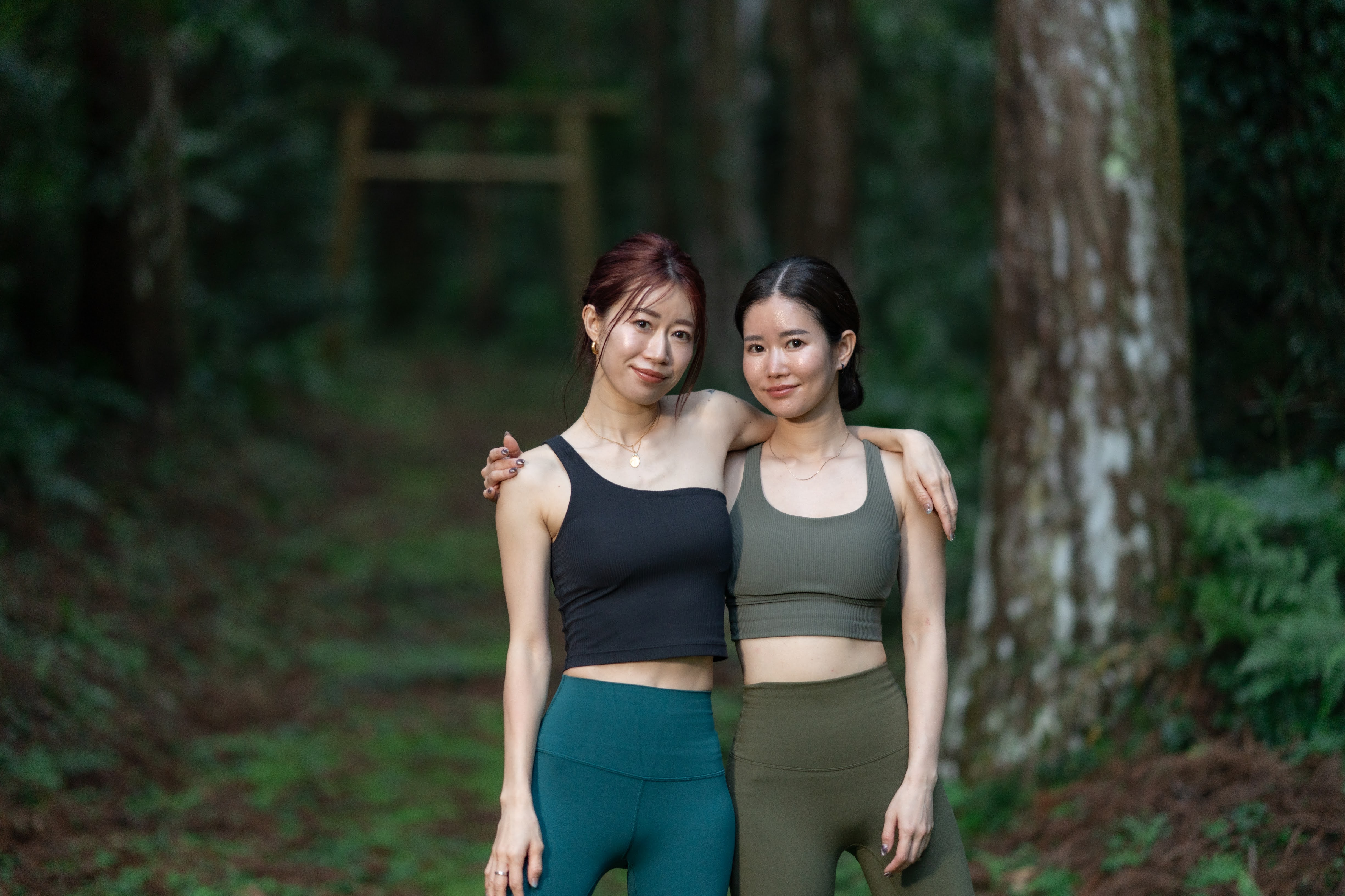 SunLilyとして活動する姉妹のヨガインストラクター